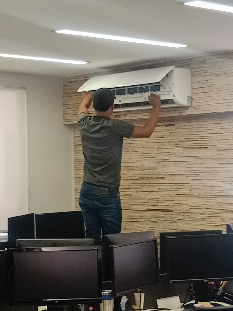 Detalhe de manutenção de ar condicionado